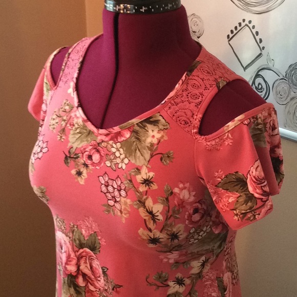 Cold shoulder tee - Picture 2 of 4